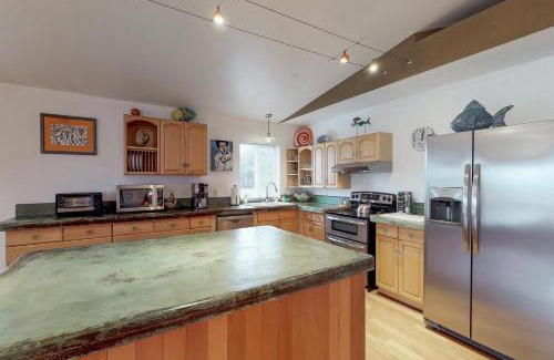Bandon House | Pet-Friendly Retreat at Mermaid Beach House – Family Welcome!