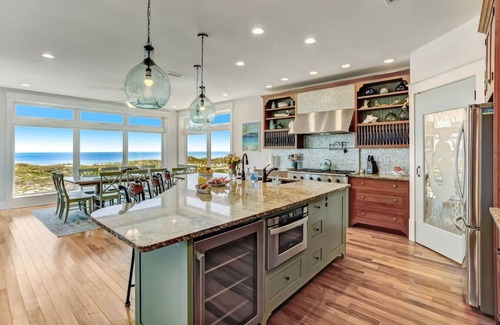 American Beach House | Mermaid Castle: Oceanfront Beach House with Rooftop Deck