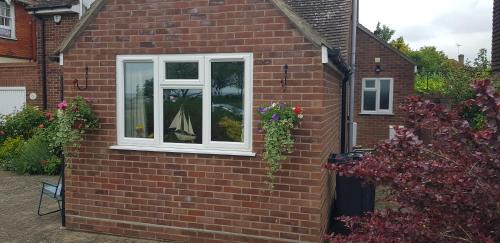 Frinton-on-Sea Apartment | Pet-Friendly Mermaid Cottages with Perfect 10/10 Rating