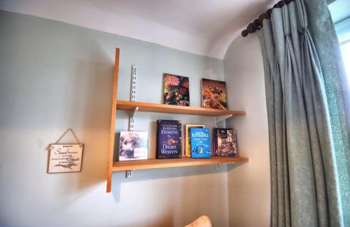 Frinton-on-Sea Apartment | Pet-Friendly Mermaid Cottages with Perfect 10/10 Rating