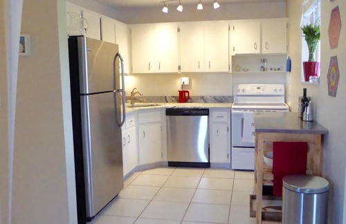 South Palm Park Neighborhood Association Apartment | Discover Mermaid Two: Pet-Friendly Haven with Hot Tub