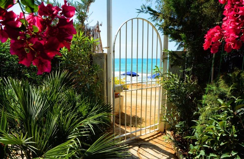 Sciacca Cottage | Beachfront Mermaids 3 Cottages with Pool & Ocean View
