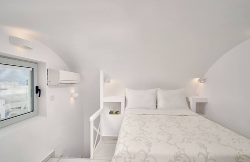 Imerovigli Hotel | Merovigliosso Deluxe Apartment with Spa and Sunset Views