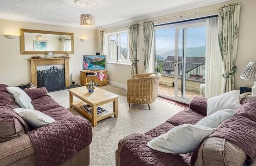 Dulverton House | Discover Merrijig: Family-Friendly Stay with Hot Tub Bliss