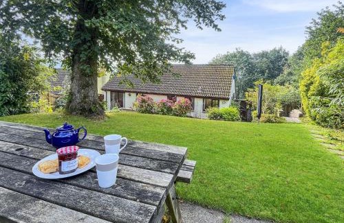 Dulverton House | Discover Merrijig: Family-Friendly Stay with Hot Tub Bliss