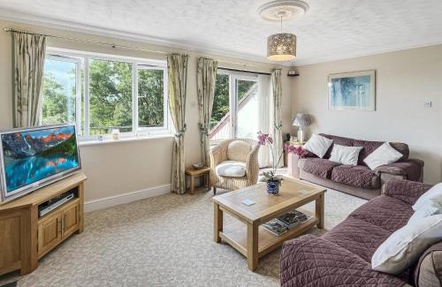 Dulverton House | Discover Merrijig: Family-Friendly Stay with Hot Tub Bliss