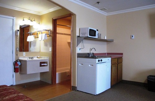 Mountain View Hotel | Discover Merrill Field Inn: Family-Friendly with Dining Options