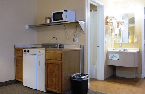 Mountain View Hotel | Discover Merrill Field Inn: Family-Friendly with Dining Options