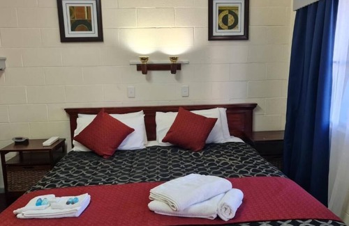 Merriwa Hotel | Budget-Friendly Stay at Merriwa Motor Inn with Breakfast