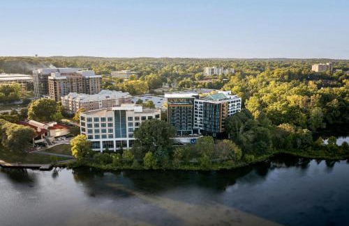 Town Center Hotel | Discover Merriweather Lakehouse Hotel: Oceanfront Retreat