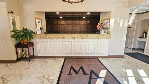 Albany Hotel | Welcoming Stay at Merry Acres Inn with Pool & Pet-Friendly
