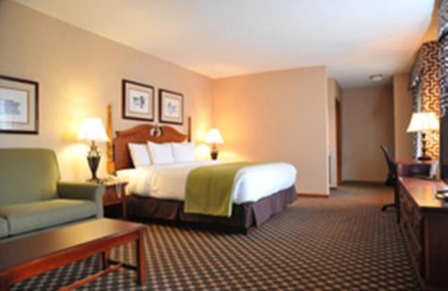 Albany Hotel | Welcoming Stay at Merry Acres Inn with Pool & Pet-Friendly