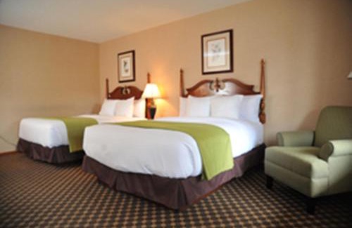 Albany Hotel | Welcoming Stay at Merry Acres Inn with Pool & Pet-Friendly