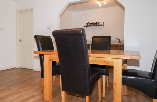 Saint Breward Cottage | Relax at Merrymeets Cottage: Pet-Friendly Retreat with Pool