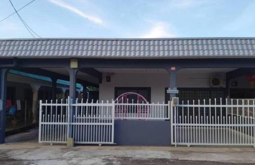 Mersing House | Bright Mersing 3-Bedroom with Free Parking & Breakfast