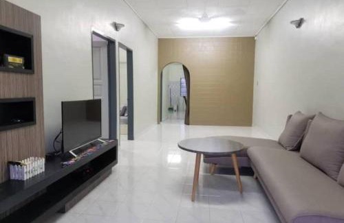 Mersing House | Bright Mersing 3-Bedroom with Free Parking & Breakfast