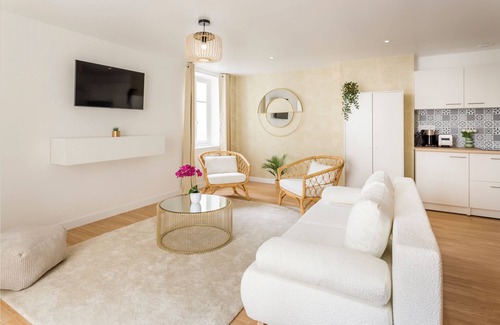 8th Arrondissement Apartment | Champs Elysées: Cozy 4 Bedroom Apartment with Spa Access