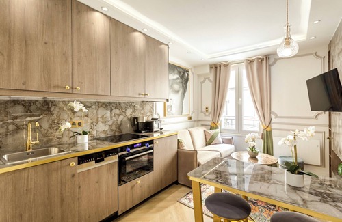 Jardin des plantes Apartment | Elegant 2 Bedroom Stay Near Notre Dame with Spa & Kitchen