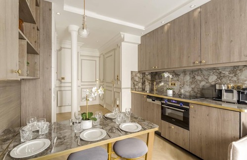 Jardin des plantes Apartment | Elegant 2 Bedroom Stay Near Notre Dame with Spa & Kitchen