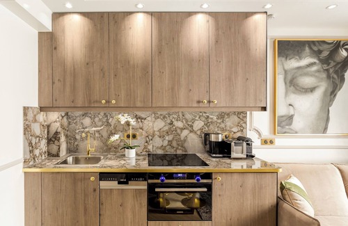 Jardin des plantes Apartment | Elegant 2 Bedroom Stay Near Notre Dame with Spa & Kitchen