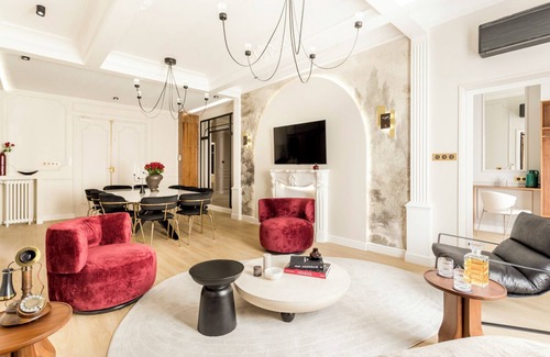 Chaillot Apartment | Elegant 6 Bedroom Retreat near Champs Elysees - Rated 10/10