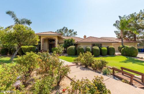 Mesa House | Experience Mesa Mansion: Pool, Hot Tub & 10/10 Reviews!