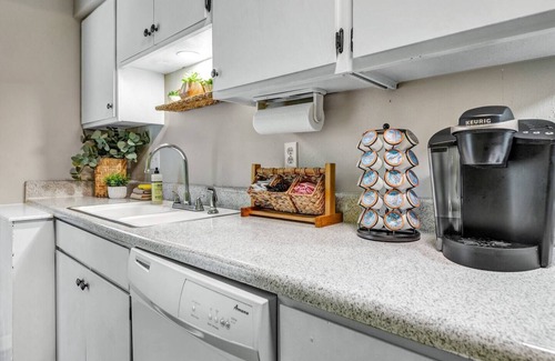 College Station Apartment | Explore Mesa Verde: Prime Location & Cozy King Beds Await