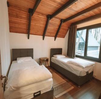Kartepe Bed & Breakfast | Discover Meselik Park Bungalov with Oceanfront Views