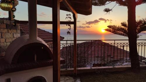 Afissos House | Mesonisi: Breathtaking Views of Pagasitikos Bay Await!