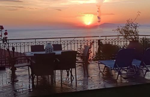 Afissos House | Mesonisi: Breathtaking Views of Pagasitikos Bay Await!