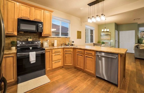 Mesquite House | Pet-Friendly Mesquite 2BR Townhome with Pool & Gym Access