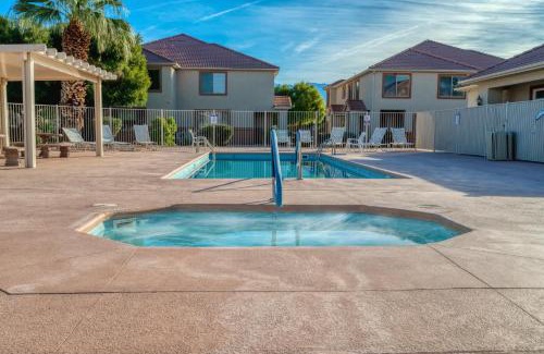 Mesquite House | Inviting Mesquite 2BR Townhome with Pool & Gym Access