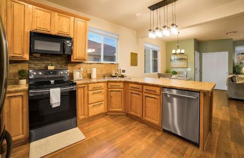 Mesquite House | Inviting Mesquite 2BR Townhome with Pool & Gym Access