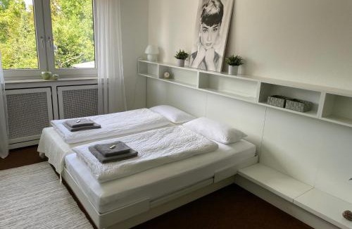 Moersenbroich Apartment | Oceanview Comfort at Messewohnung Düsseldorf - Rated 9.2/10