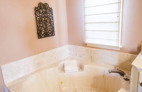 Bryan Bed & Breakfast | Discover Messina Hof Winery & Resort: Guest Rated 9/10