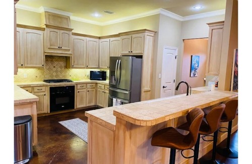 Lubbock House | 10/10 Rated MetaModern Oasis with Ocean View & Spa