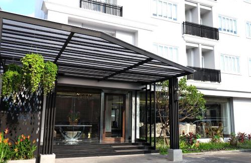 Wat Bowon Niwet Hotel | Discover Comfort at Methavalai Residence Hotel with Dining Options