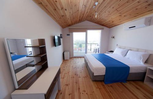 Gumusluk Hotel | Inviting Metins Gümüşlük with Pool and Oceanfront Views