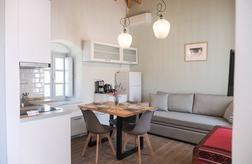 idhra Apartment | Metochi Deluxe Suites: Oceanfront Bliss with Breakfast Included