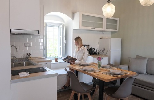 idhra Apartment | Metochi Deluxe Suites: Oceanfront Bliss with Breakfast Included