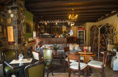 Aghios Athanasios House | Discover Metohi Inn: Pet-Friendly Retreat with Hot Tub