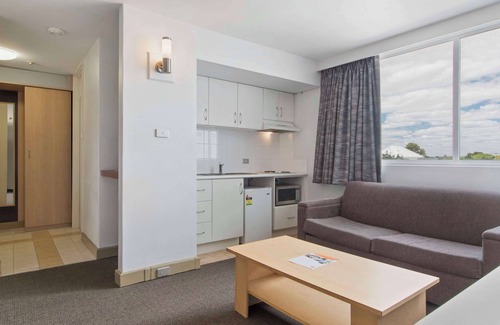 South Perth Hotel | Discover Metro Hotel Perth: 4-Star Comfort with Spa & Dining