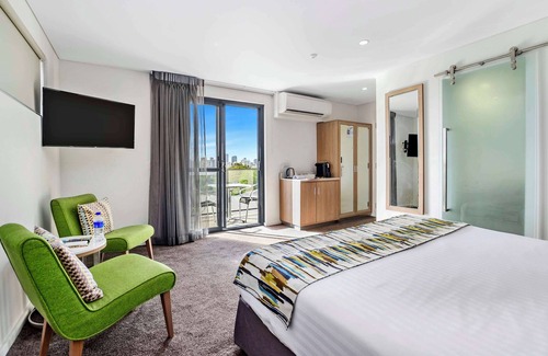South Perth Hotel | Discover Metro Hotel Perth: 4-Star Comfort with Spa & Dining