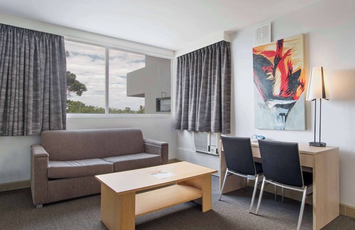 South Perth Hotel | Discover Metro Hotel Perth: 4-Star Comfort with Spa & Dining