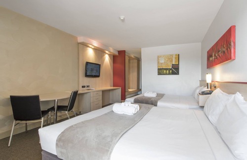 South Perth Hotel | Discover Metro Hotel Perth: 4-Star Comfort with Spa & Dining