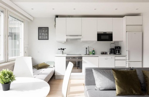 Alppiharju Apartment | Convenient KALLIO Apartment with Netflix & Easy Metro Access