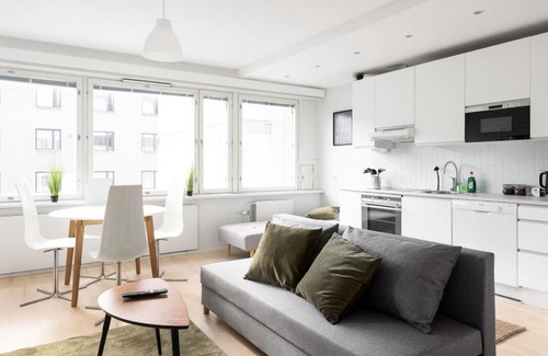 Alppiharju Apartment | Convenient KALLIO Apartment with Netflix & Easy Metro Access