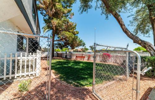 North Mountain Apartment | Modern Metro PHX Upstairs 2bd with Pool & Pet-Friendly Stay