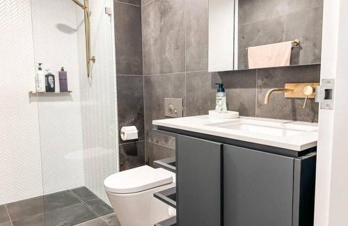 Reid Apartment | Metropol: Family-Friendly Retreat with Pool in CBD