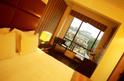 Ballygunge Hotel | Discover Metropole: Family-Friendly Hotel with Dining Options